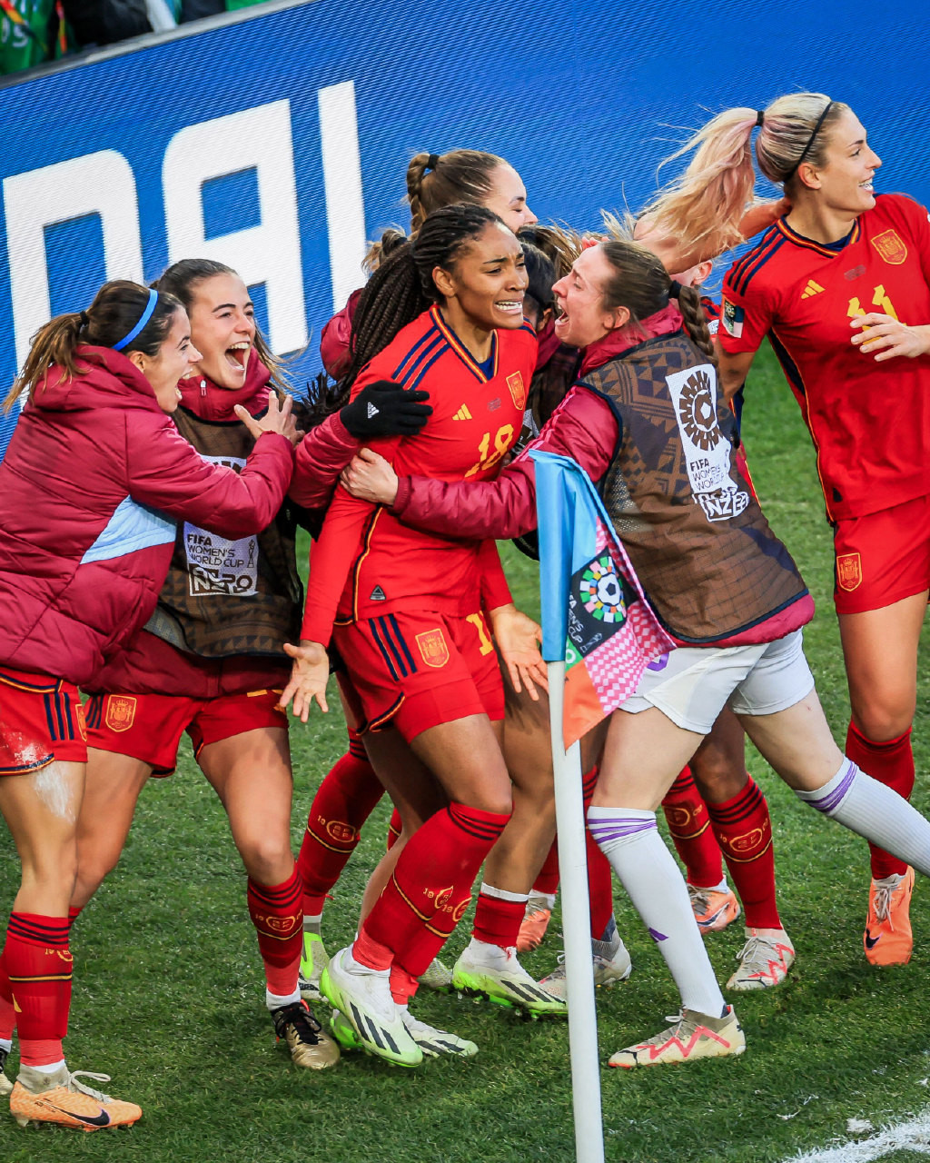 米乐官方网站-包含罕见强手碰撞，欧洲足球盛宴精彩绝伦的词条